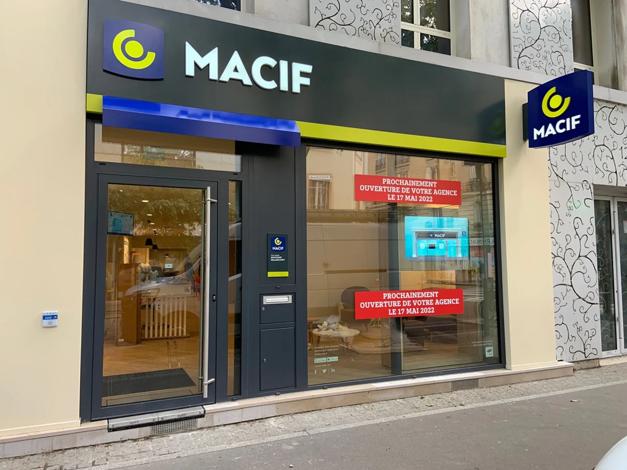 Façade moderne et élégante de l’agence Macif aménagée par ECRT, mettant en valeur l’identité visuelle de la marque.