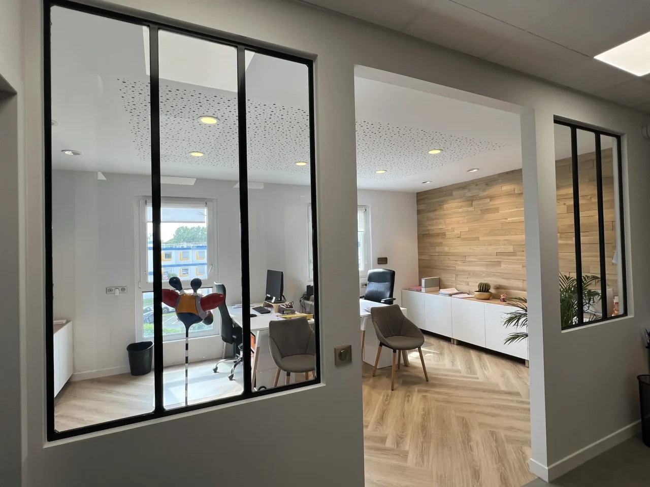 ECRT aménage des bureaux modernes, favorisant une organisation efficace et un environnement de travail serein.