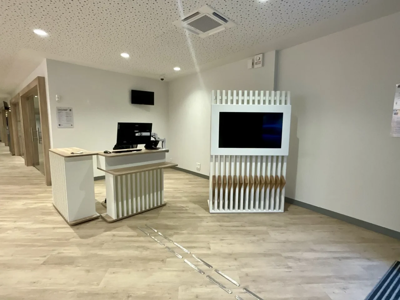 Aménagement intérieur de bureaux Macif, alliant fonctionnalité et design professionnel pour un espace de travail optimisé.