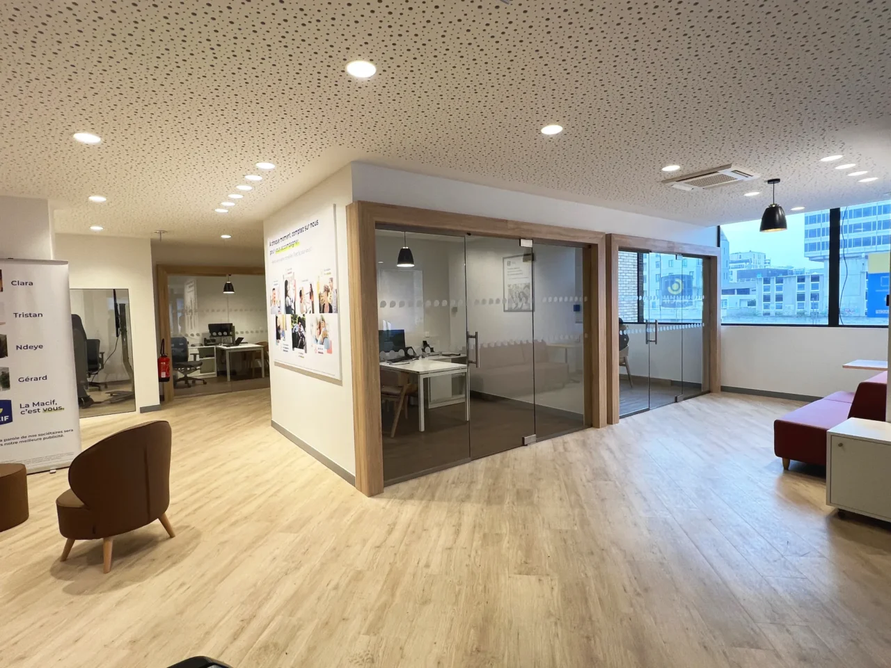 Espace de travail lumineux et organisé dans les bureaux Macif, conçu pour le confort des employés.