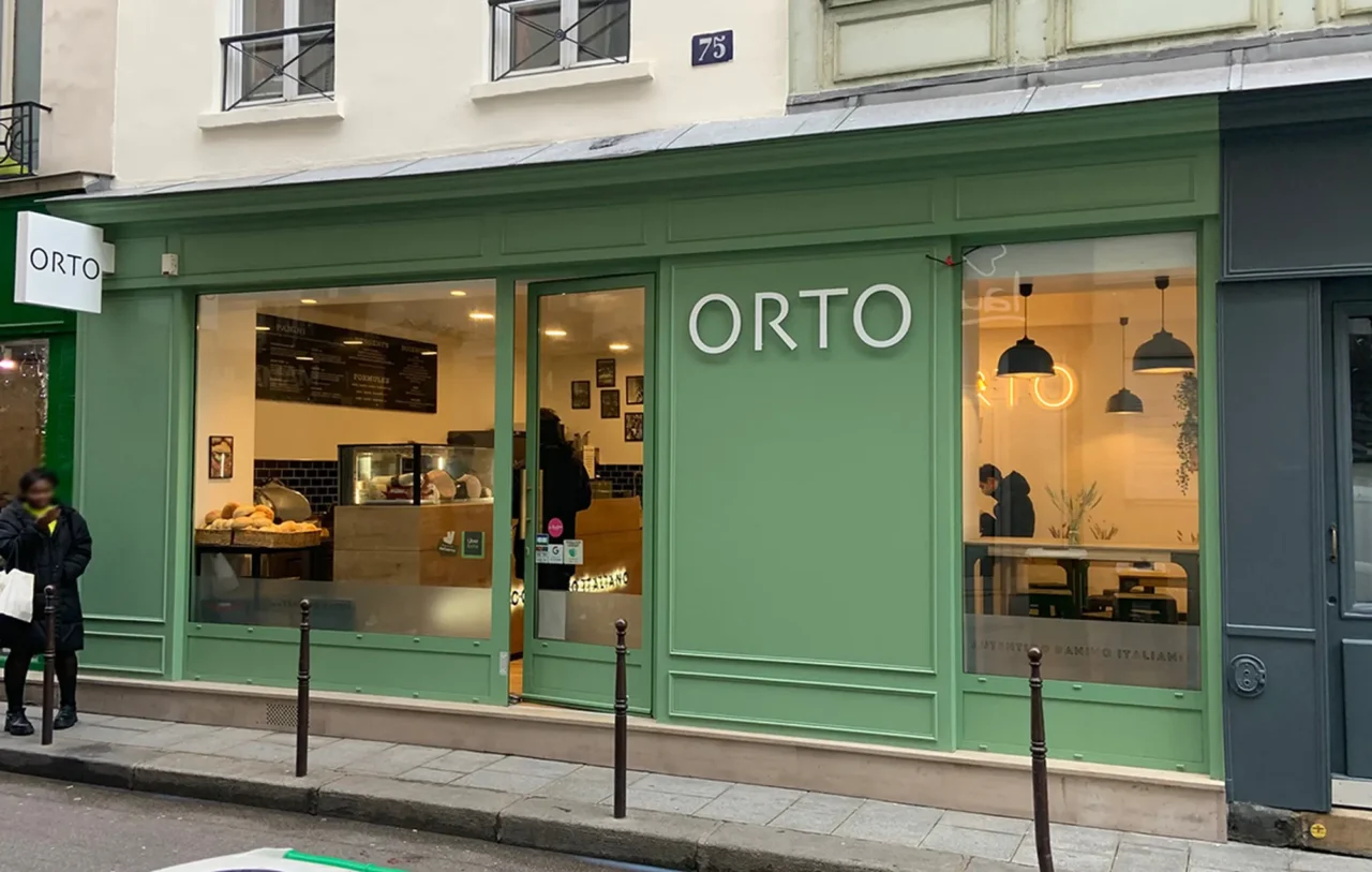 Façade élégante et accueillante de restaurant réalisée par ECRT, alliant design contemporain et matériaux de qualité.