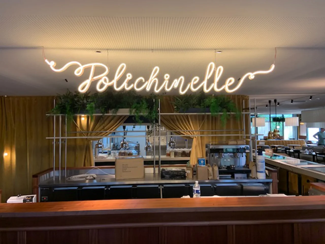 Salle de restaurant moderne et fonctionnelle aménagée par ECRT avec des matériaux haut de gamme.