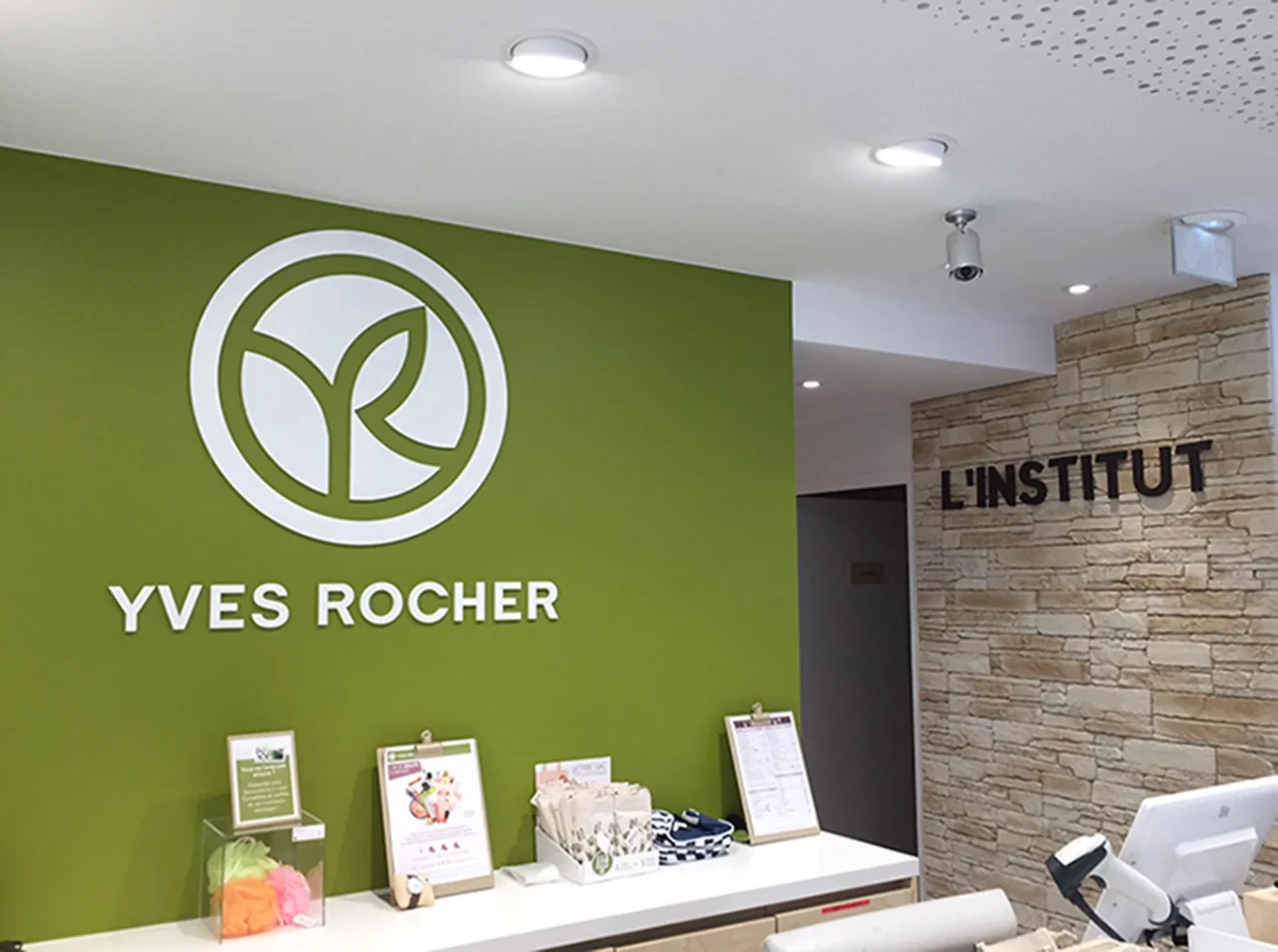 Installation de caisse moderne et ergonomique réalisée par ECRT, optimisant l’espace de travail pour une gestion fluide et efficace.