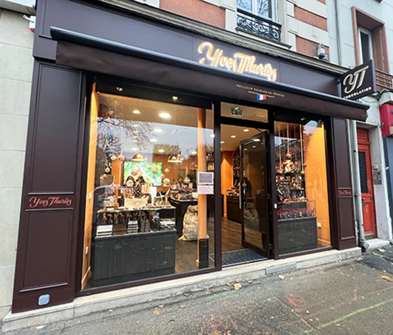 Façade élégante et soignée d'une chocolaterie rénovée par ECRT, mettant en valeur l’identité visuelle et l’accueil chaleureux du commerce.