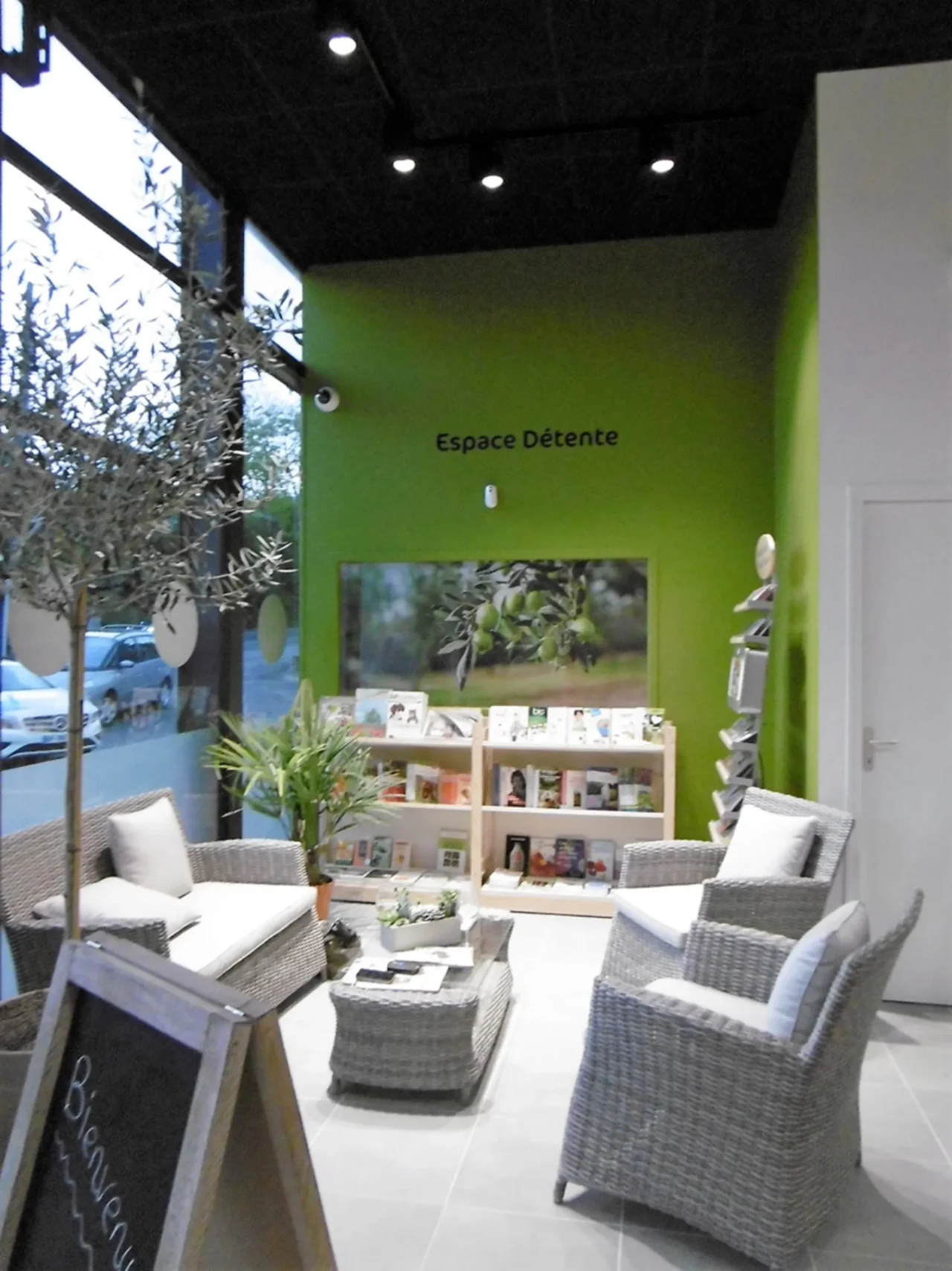 Intérieur professionnel aménagé par ECRT, alliant fonctionnalité et design.