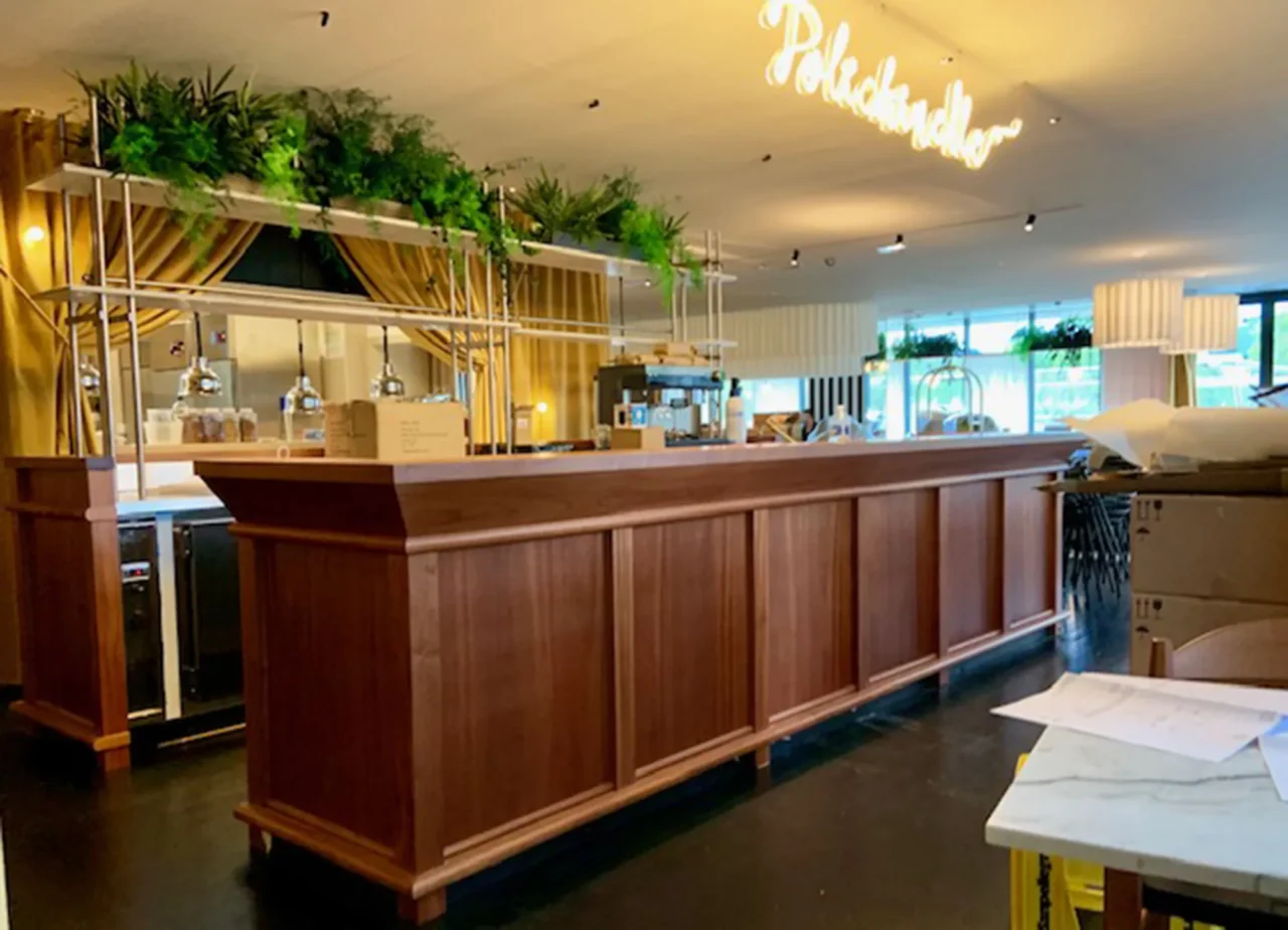 Agencement soigné d’une salle de restaurant pour une expérience client optimale par ECRT.