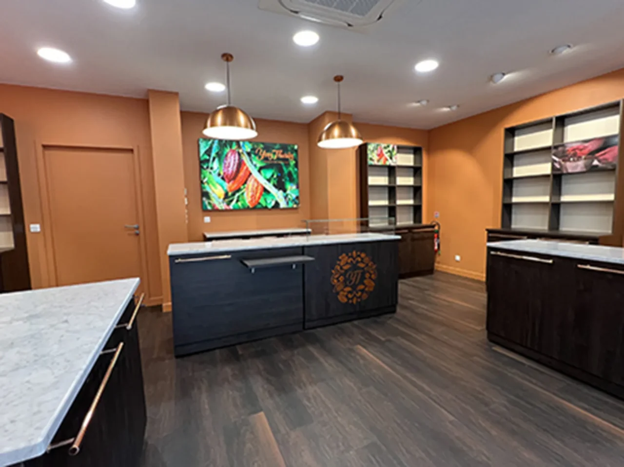 Intérieur chaleureux et raffiné d’une chocolaterie aménagé par ECRT, alliant design moderne et atmosphère conviviale pour une expérience client unique.