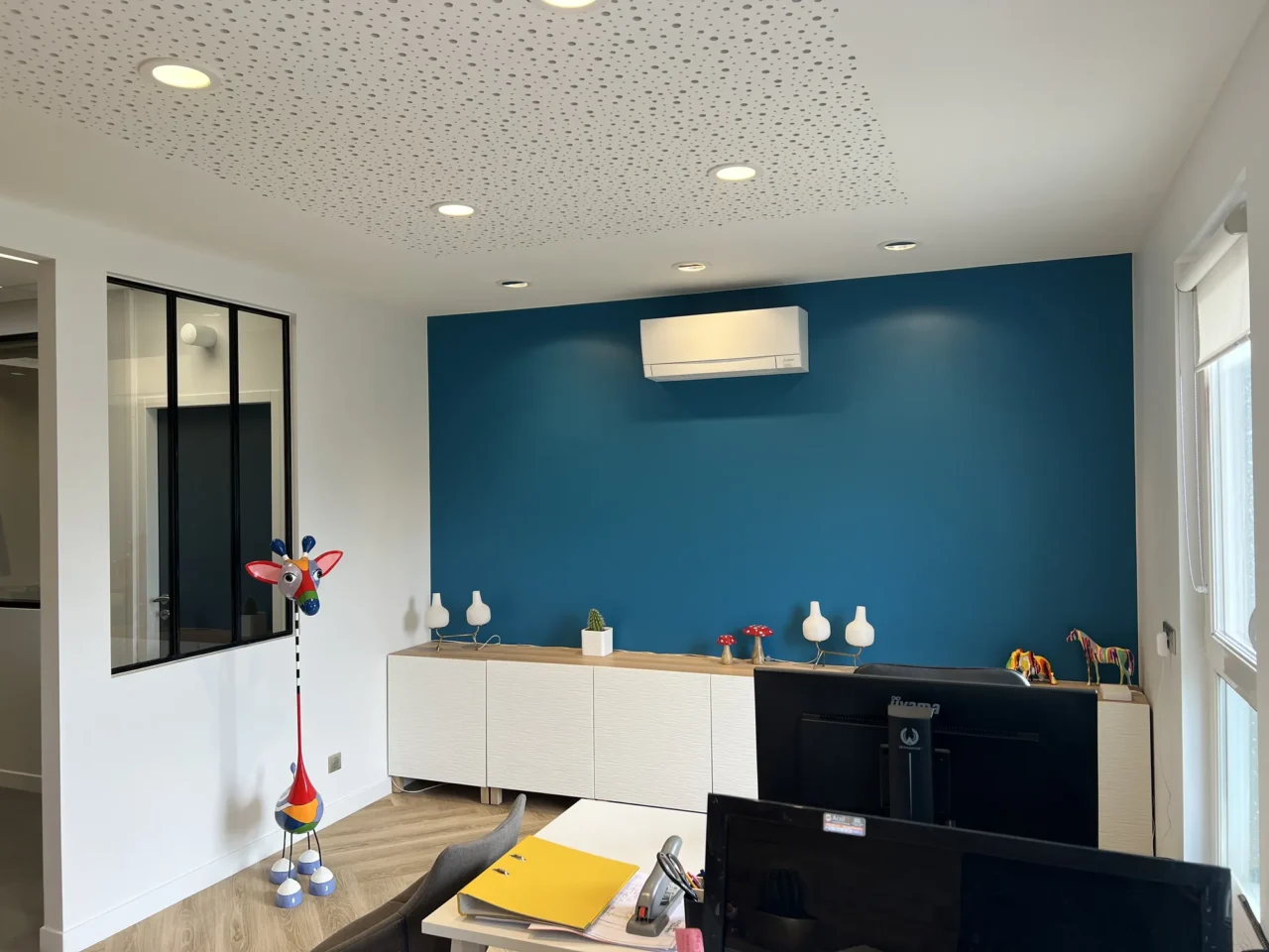 Bureau professionnel créé par ECRT, offrant un cadre de travail optimal et agréable.