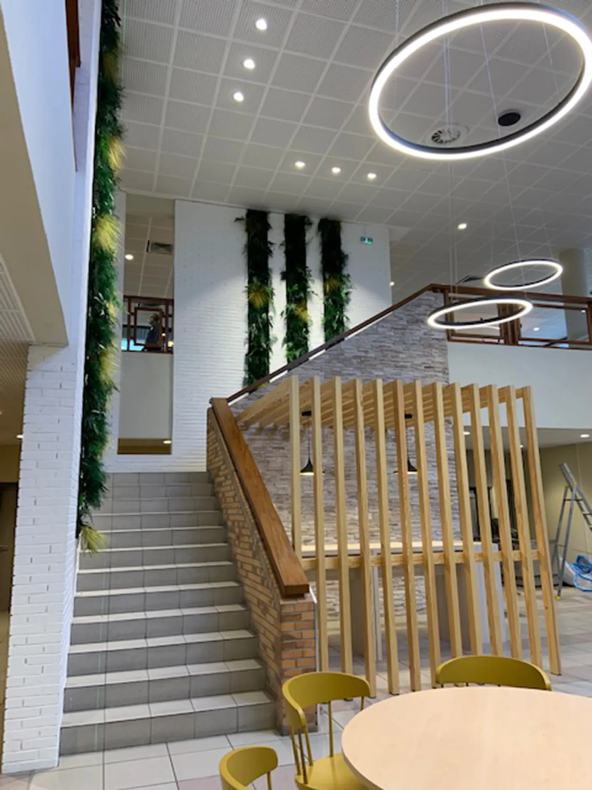 Conception et installation d’une cafétéria moderne par ECRT, alliant esthétique et praticité.