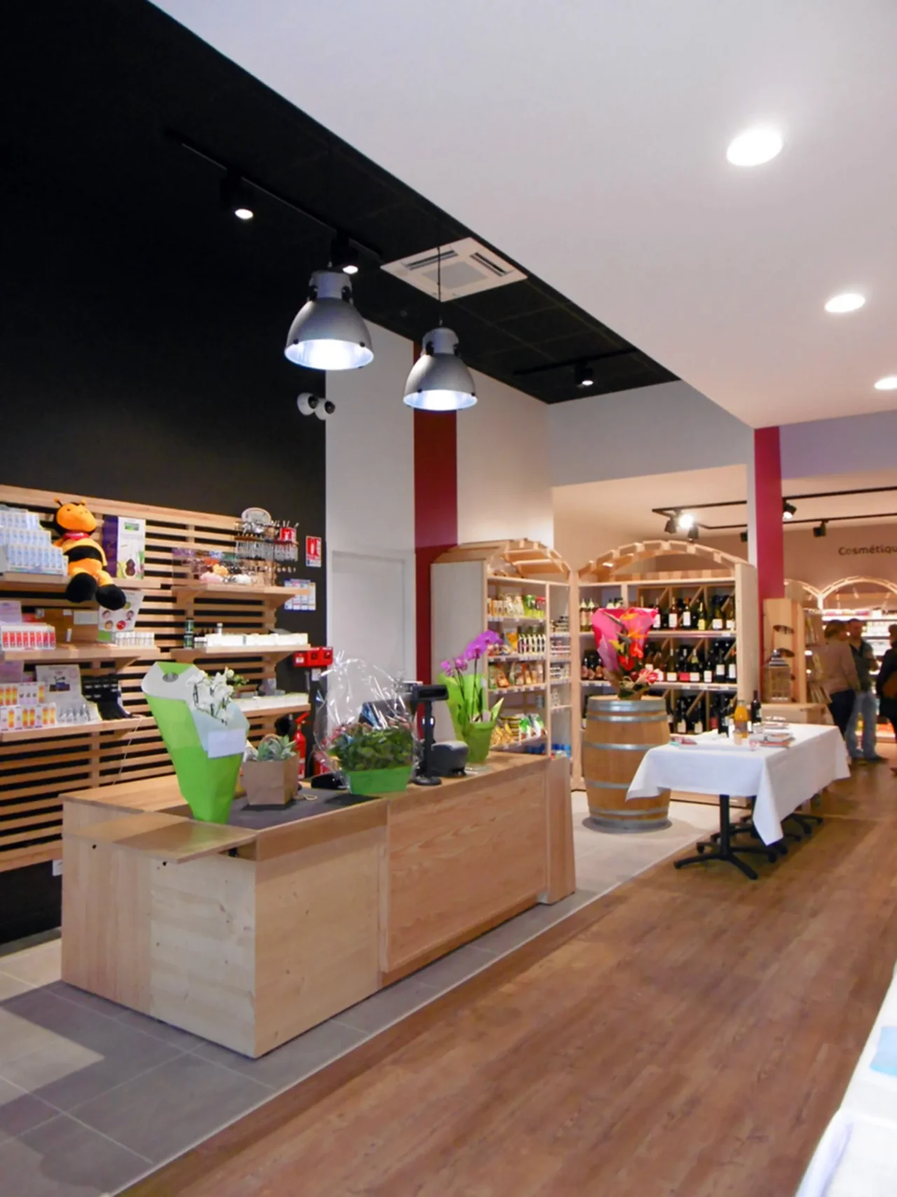 Aménagement intérieur moderne et optimisé d’un magasin par ECRT, mettant en valeur les produits et facilitant la circulation des clients.