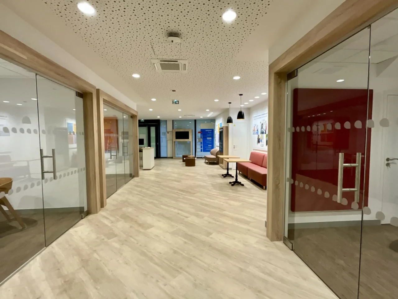 Zone d’accueil Macif moderne et conviviale, optimisée pour les visiteurs.