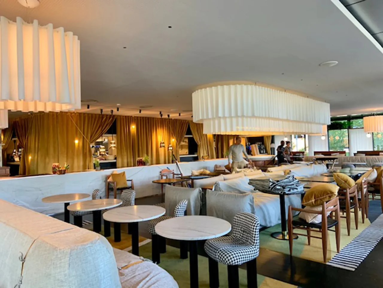 ECRT crée une ambiance conviviale dans une salle de restaurant avec mobilier sur mesure.