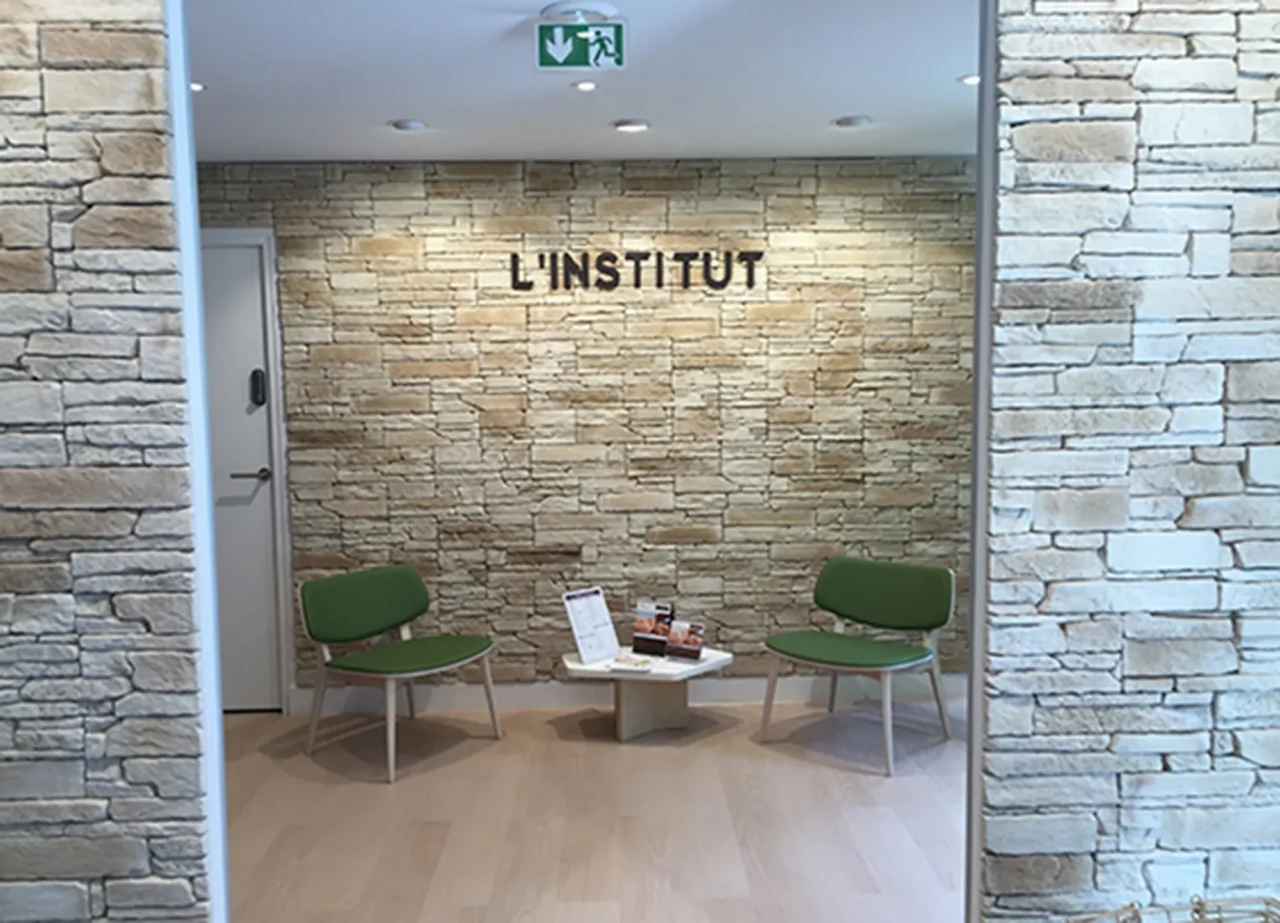 Intérieur d'institut de beauté conçu par ECRT, alliant confort et élégance pour un espace accueillant et professionnel.