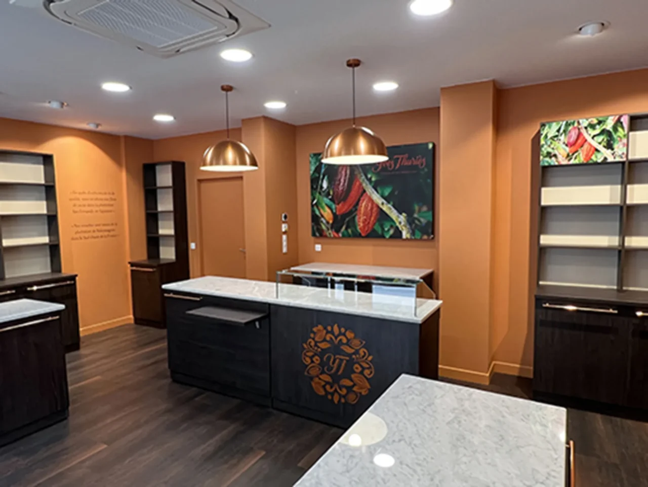 Intérieur moderne et accueillant d’une chocolaterie conçu par ECRT, mettant en avant des espaces optimisés pour la présentation des produits et le confort des clients.