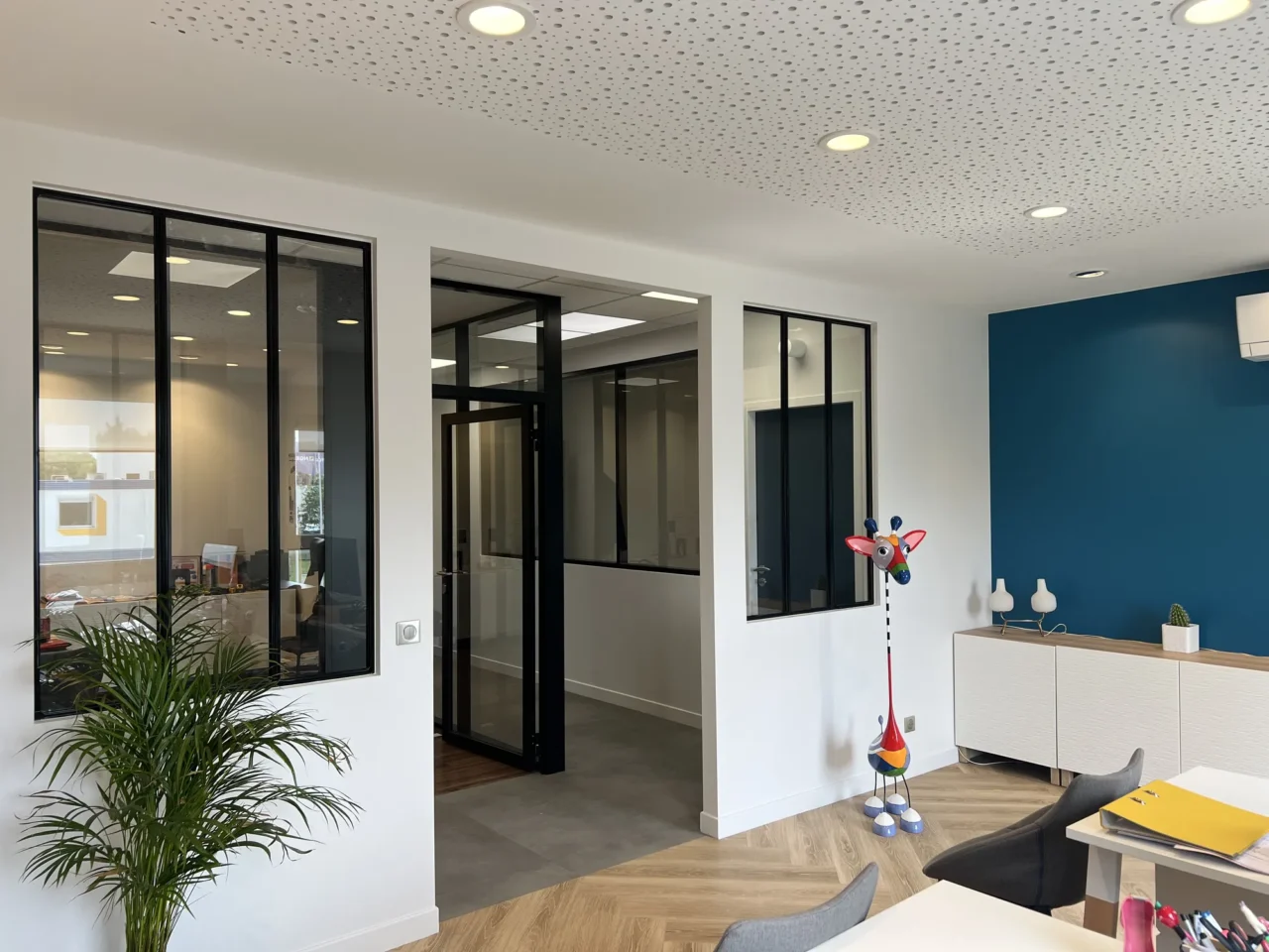 Aménagement sur mesure de bureaux par ECRT, alliant design épuré et fonctionnalité.