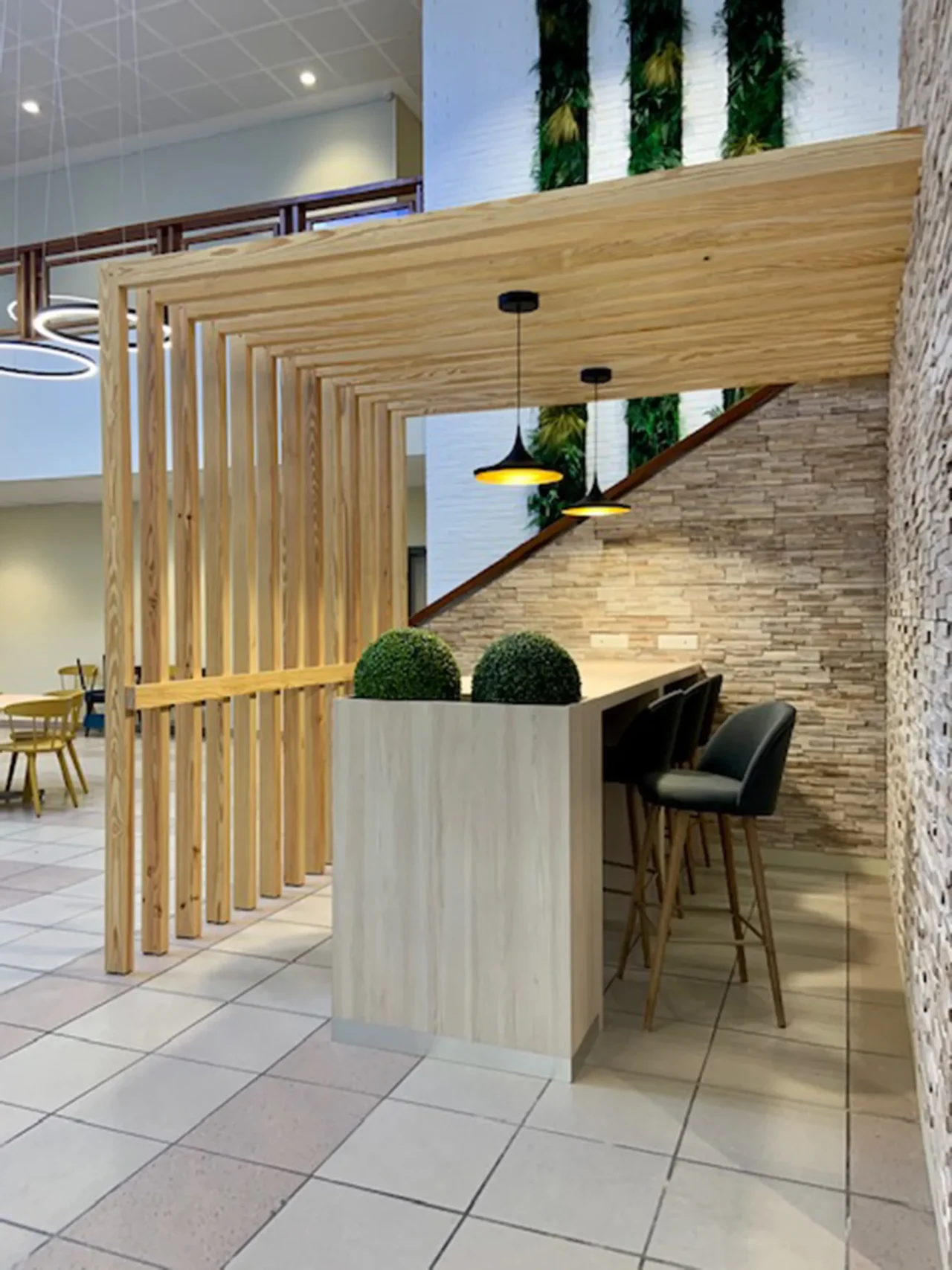 Aménagement sur mesure de cafétéria professionnelle par ECRT avec mobilier adapté et ambiance chaleureuse.