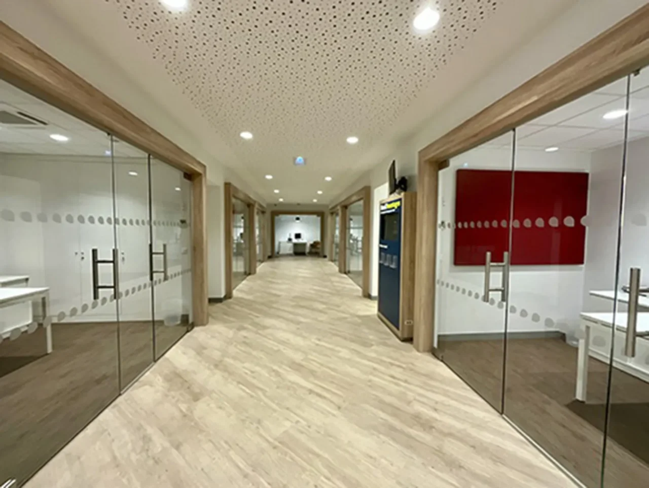 Espace de coworking moderne chez Macif, favorisant la collaboration entre équipes.