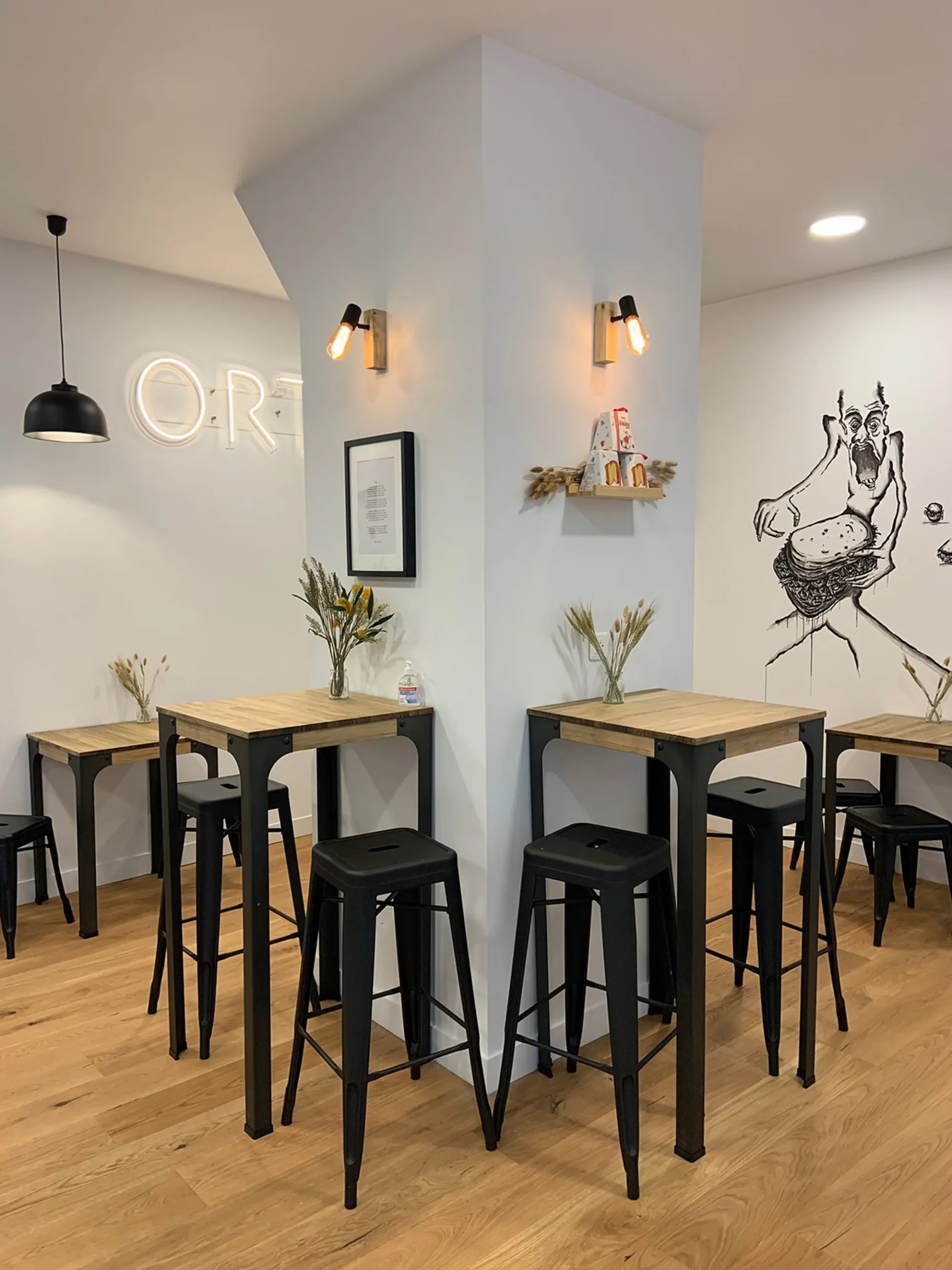 Petit restaurant chaleureux et bien organisé aménagé par ECRT pour une expérience client réussie.