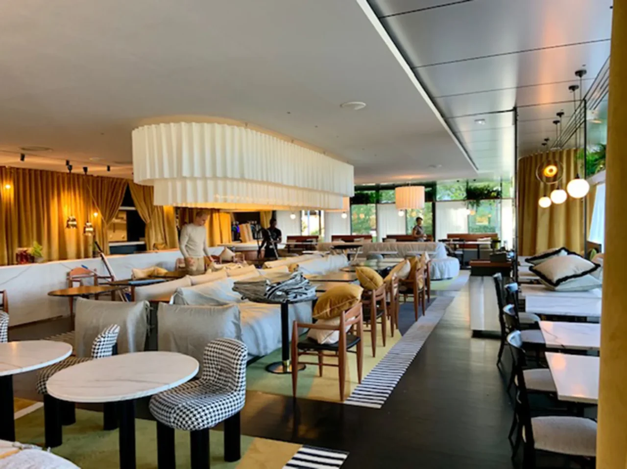 Réalisation d’une salle de restaurant spacieuse et chaleureuse par ECRT, spécialiste en agencement professionnel.
