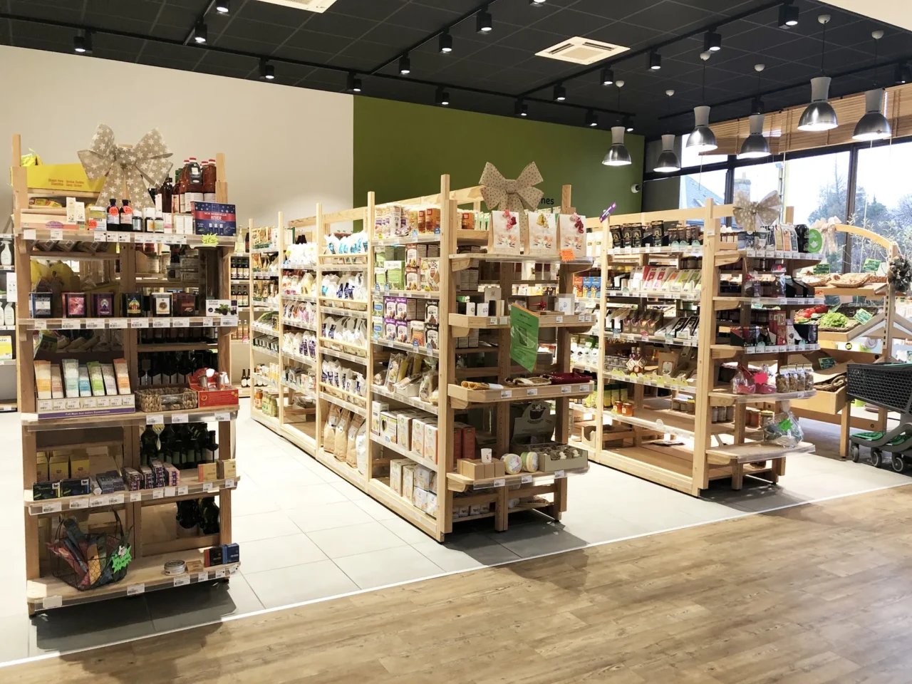 Rayons bien organisés et agencés dans un magasin, offrant une présentation claire et accessible des produits grâce au savoir-faire d’ECRT.