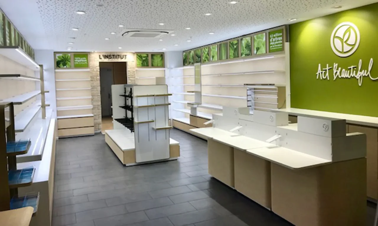 Intérieur de magasin aménagé par ECRT, alliant design fonctionnel et esthétique pour une expérience client optimale.