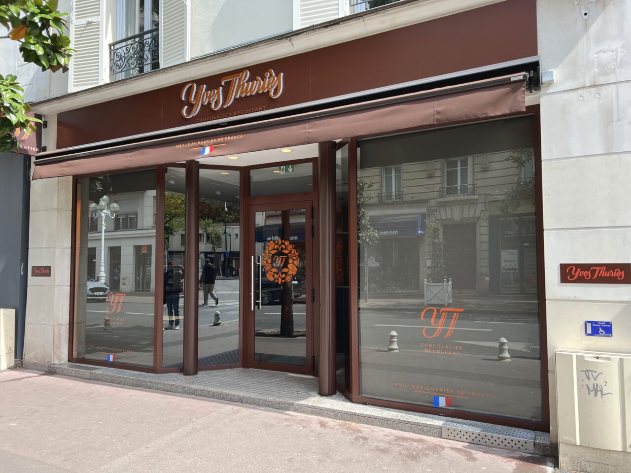 Façade moderne et élégante d’une chocolaterie aménagée par ECRT, alliant design et fonctionnalité.