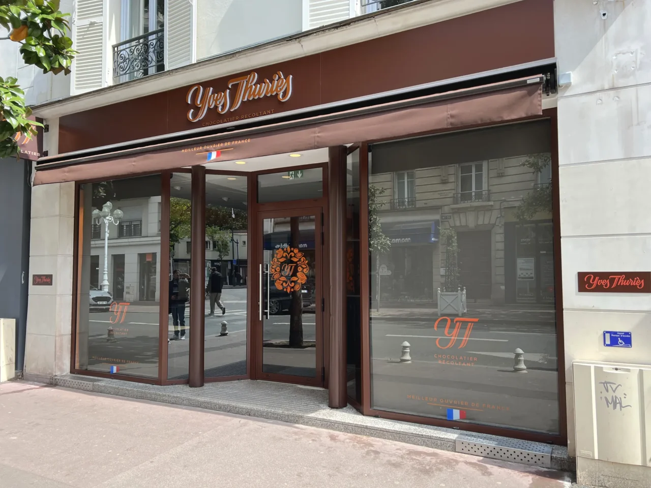 Façade élégante et soignée d’une chocolaterie réalisée par ECRT, combinant design contemporain et attractivité commerciale.