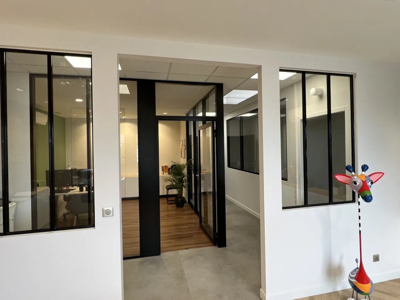 Espace bureau contemporain aménagé par ECRT, pensé pour maximiser productivité et confort.