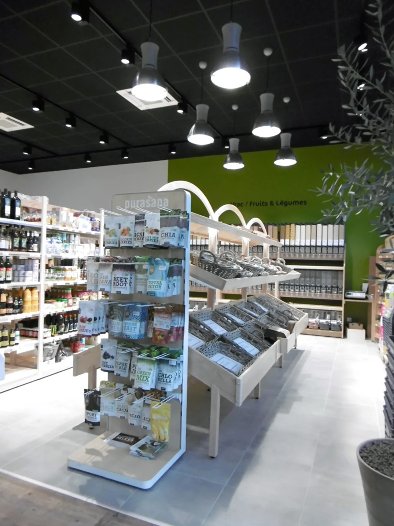 Rayon d’aménagement intérieur conçu par ECRT, présentant des solutions fonctionnelles et esthétiques pour optimiser l’espace commercial.