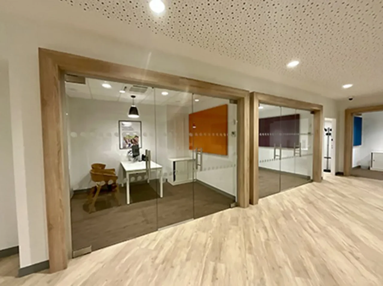 Salle de pause conviviale dans les bureaux Macif, idéale pour la détente des employés
