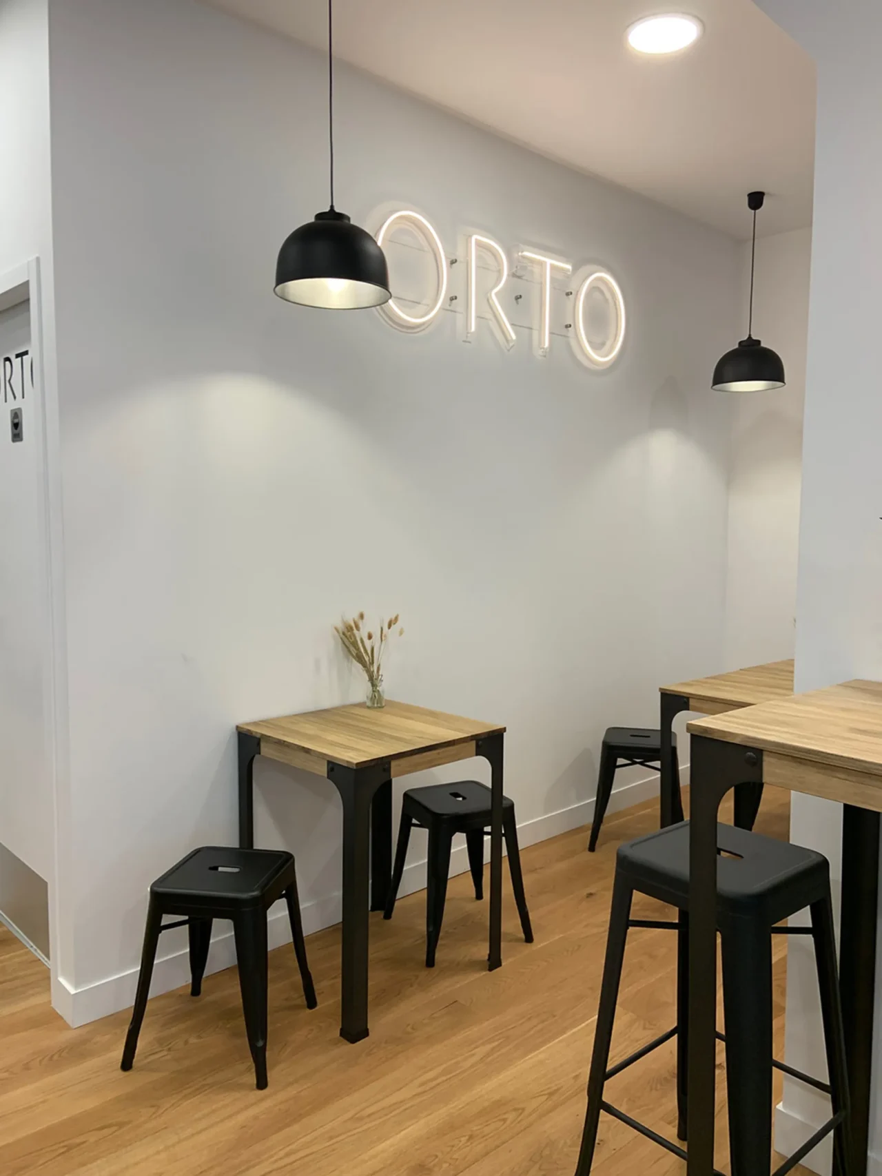 Agencement intelligent pour petit restaurant, alliant confort et style par ECRT.