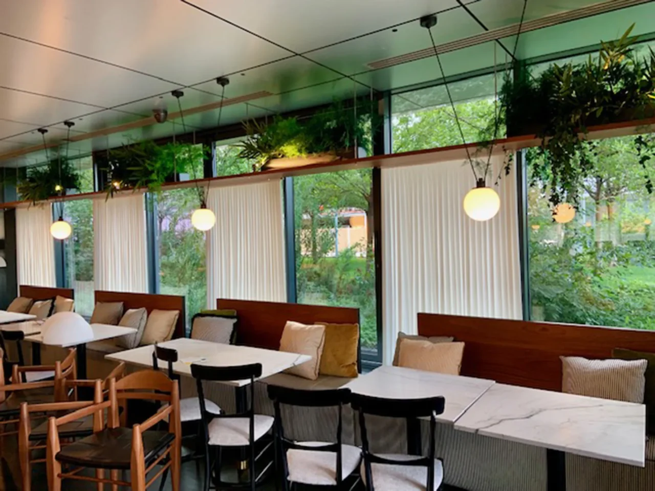 Aménagement élégant de salle de restaurant par ECRT, alliant confort et design moderne.