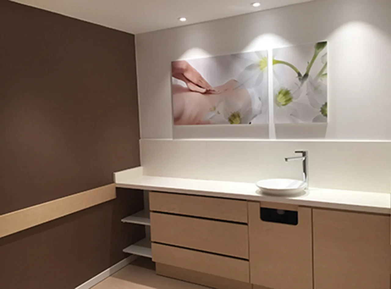 Intérieur moderne et lumineux, aménagé par ECRT pour optimiser l’espace tout en offrant un cadre agréable et fonctionnel.