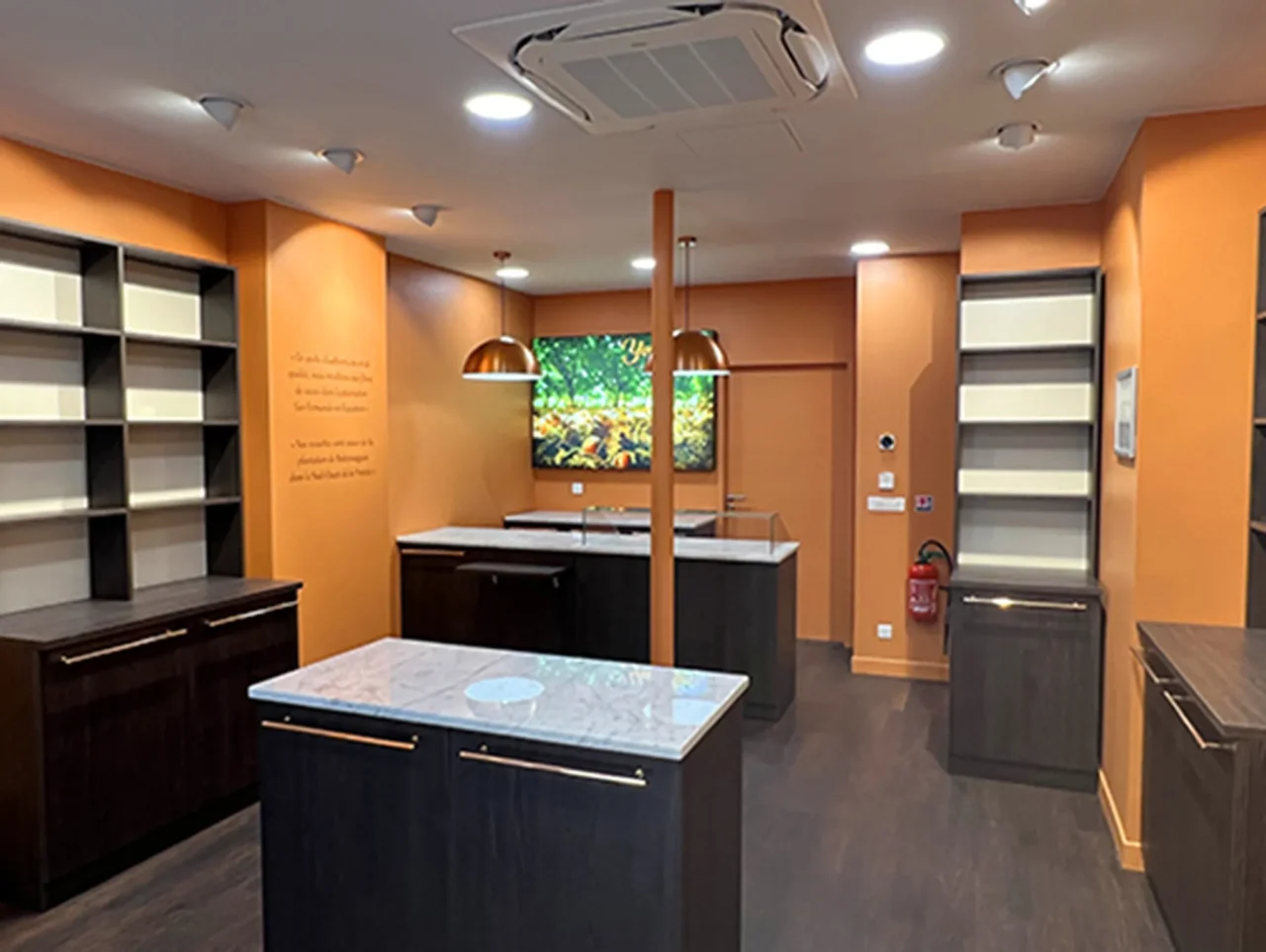 Aménagement intérieur moderne et optimisé d’une chocolaterie par ECRT, alliant esthétique et fonctionnalité pour un espace convivial et professionnel.