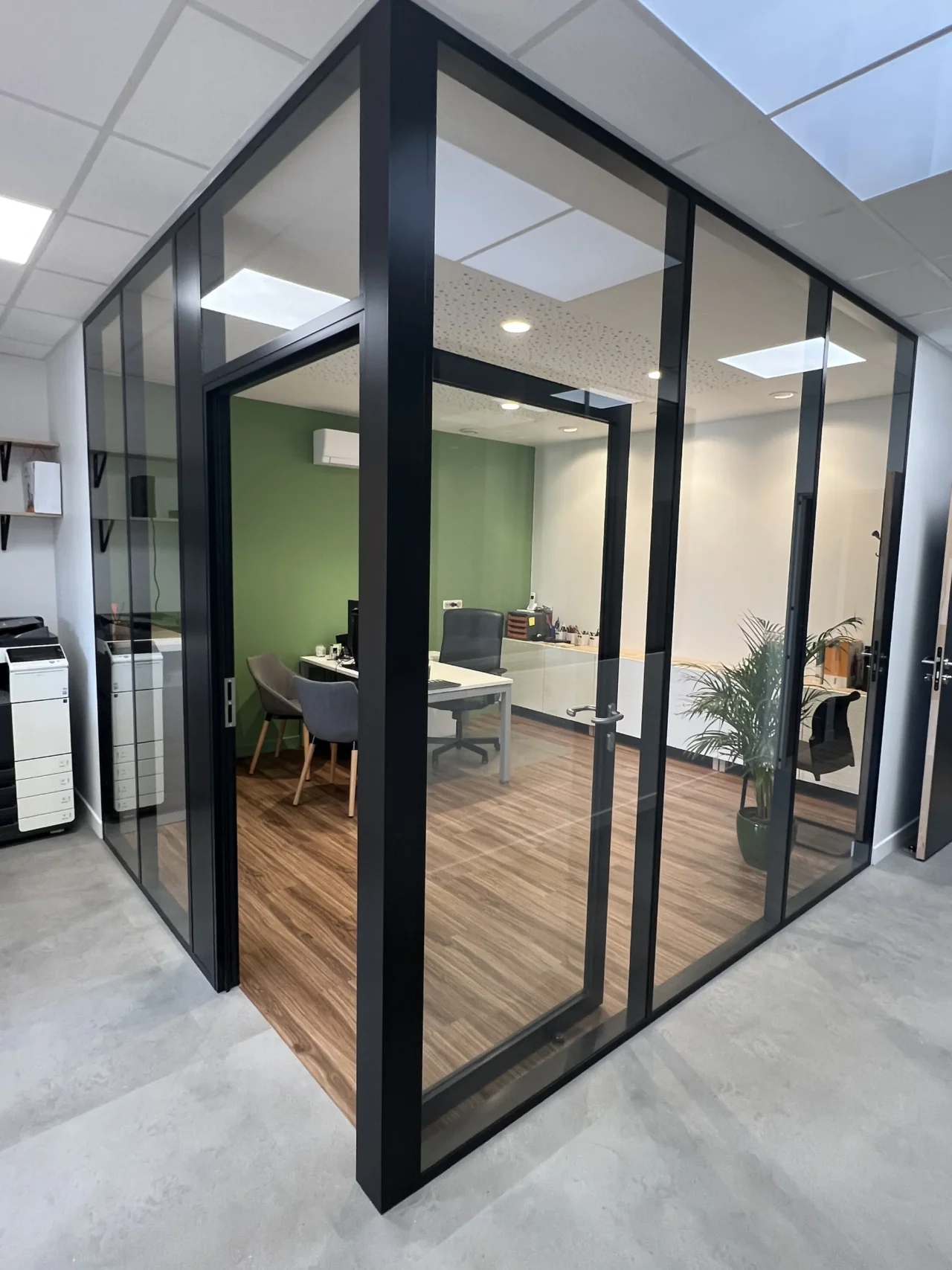 Aménagement de bureau professionnel par ECRT, favorisant un espace de travail ergonomique et convivial.