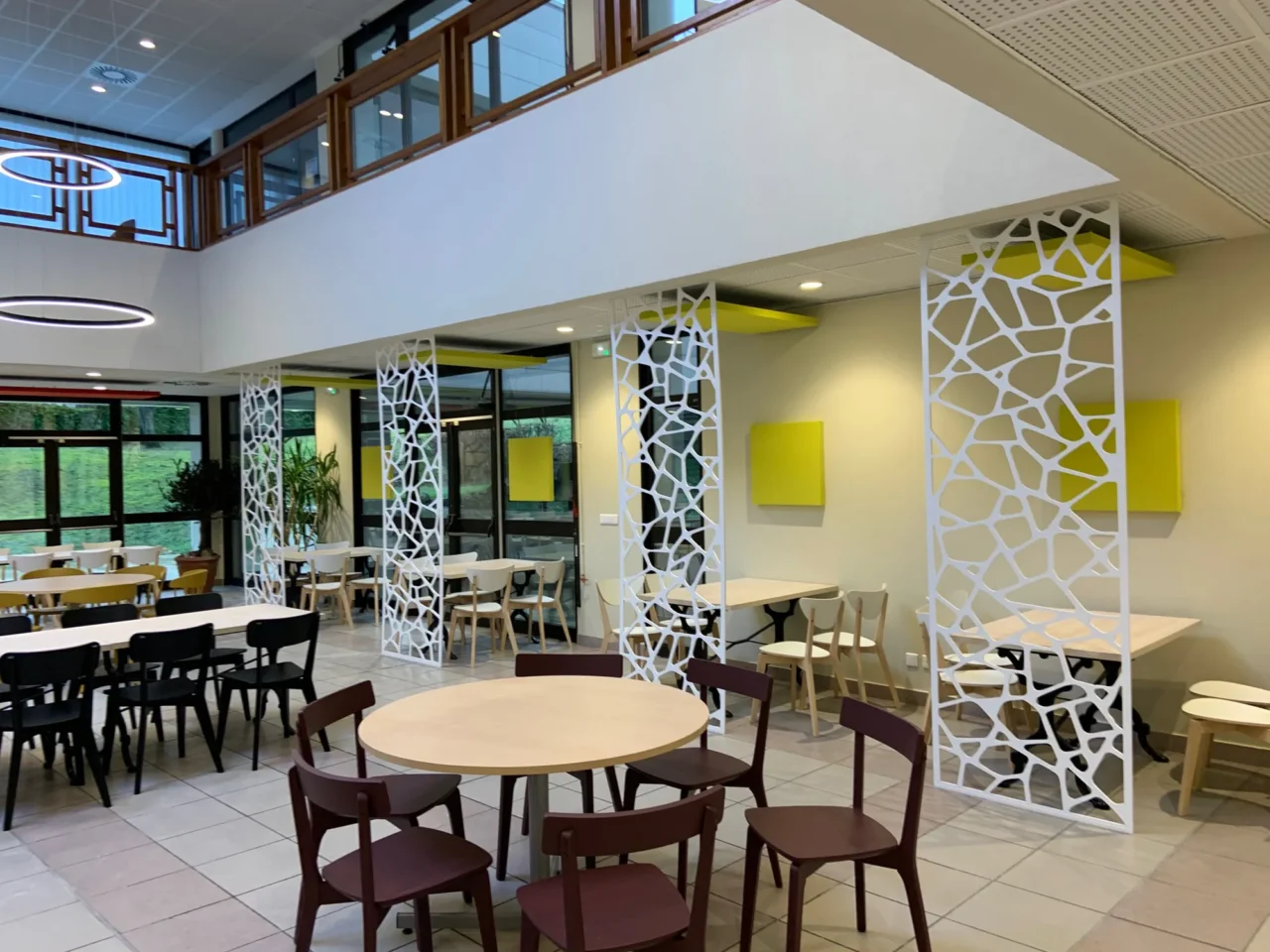 Création d’une cafétéria design et ergonomique par ECRT, spécialisée en aménagement commercial.