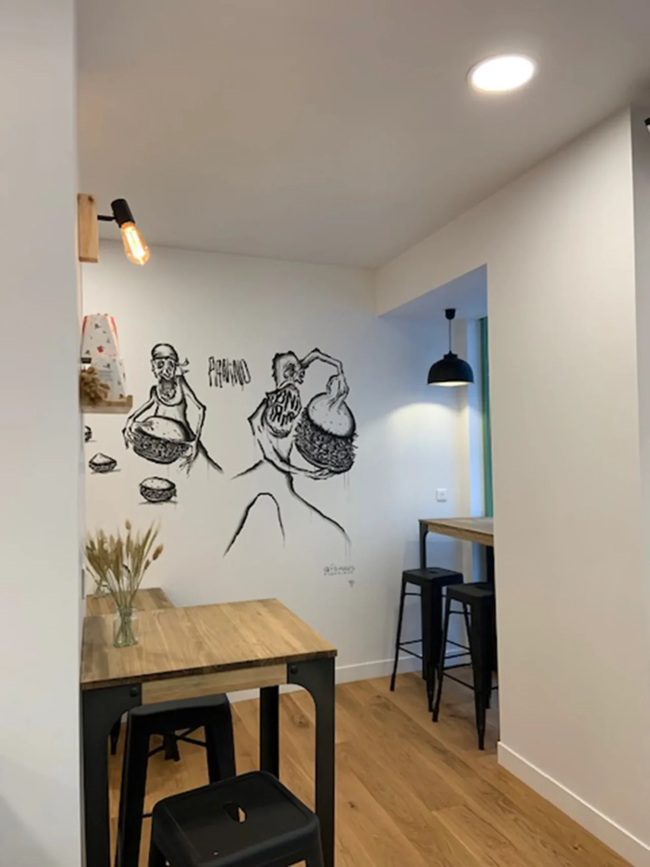 ECRT aménage un petit restaurant avec mobilier sur mesure et design moderne.