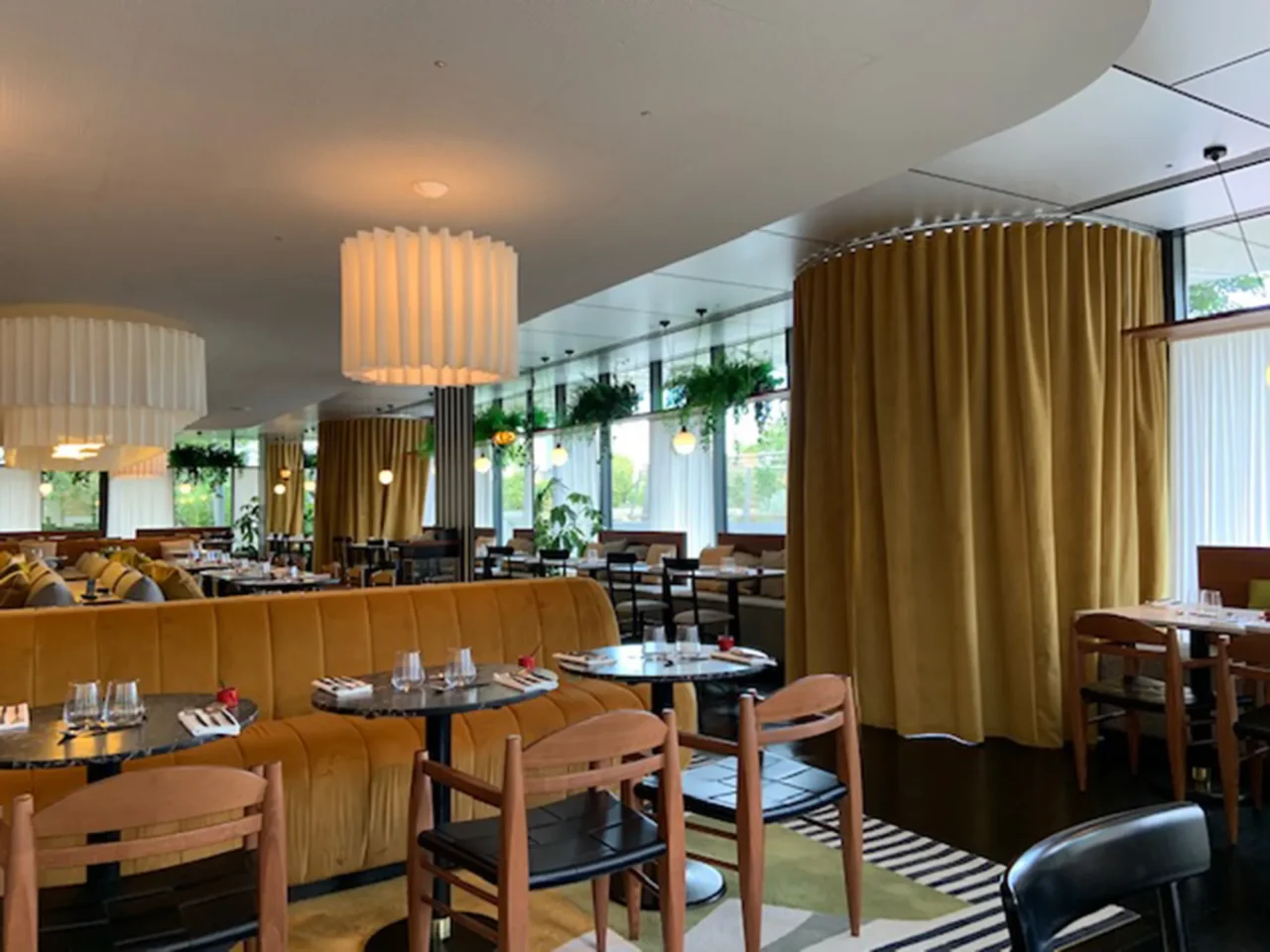 Aménagement complet d’une cafétéria par ECRT pour une expérience client optimale.