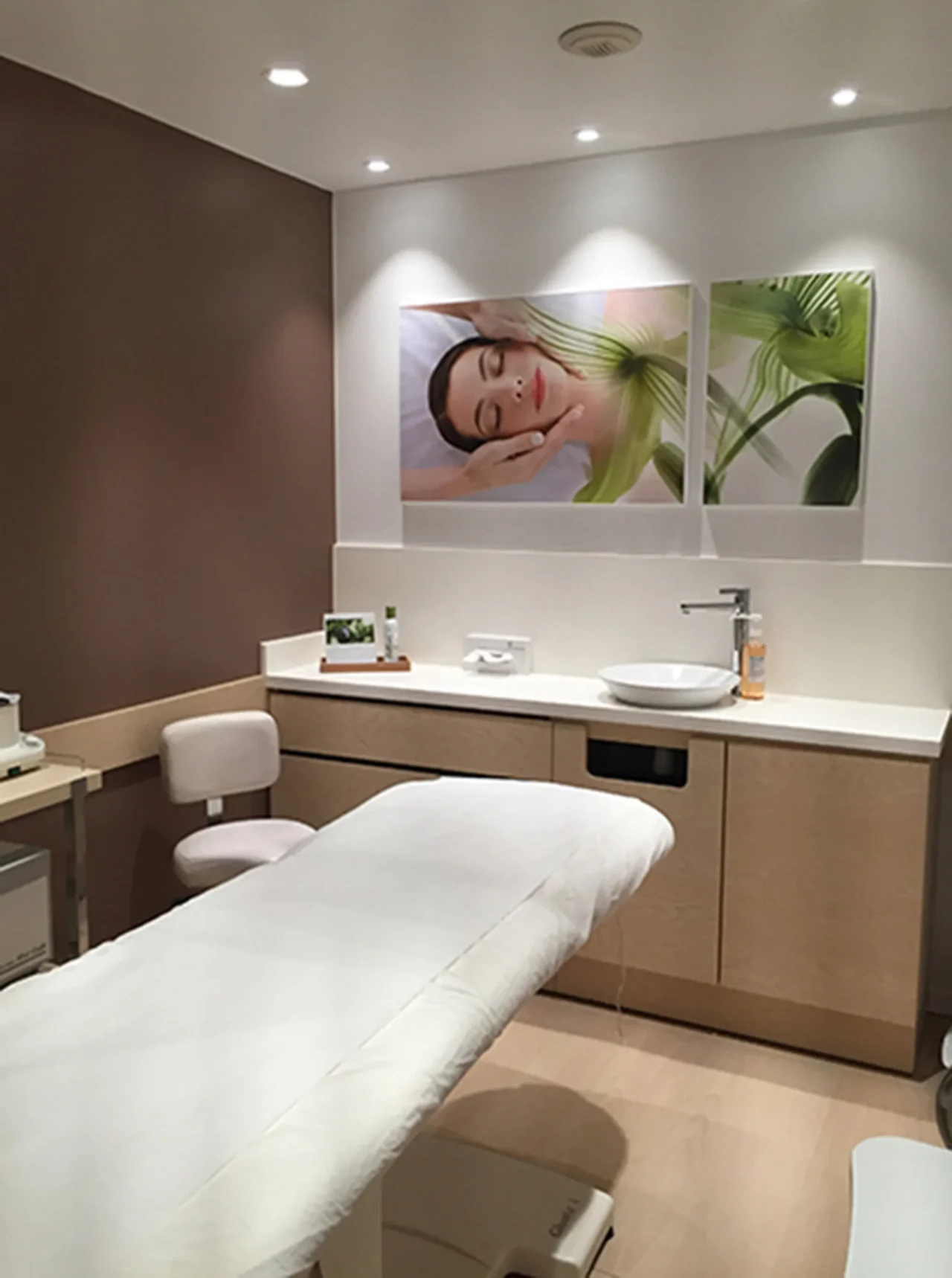 Espace intérieur de détente chaleureux et confortable, aménagé par ECRT pour offrir un cadre apaisant et convivial aux visiteurs.