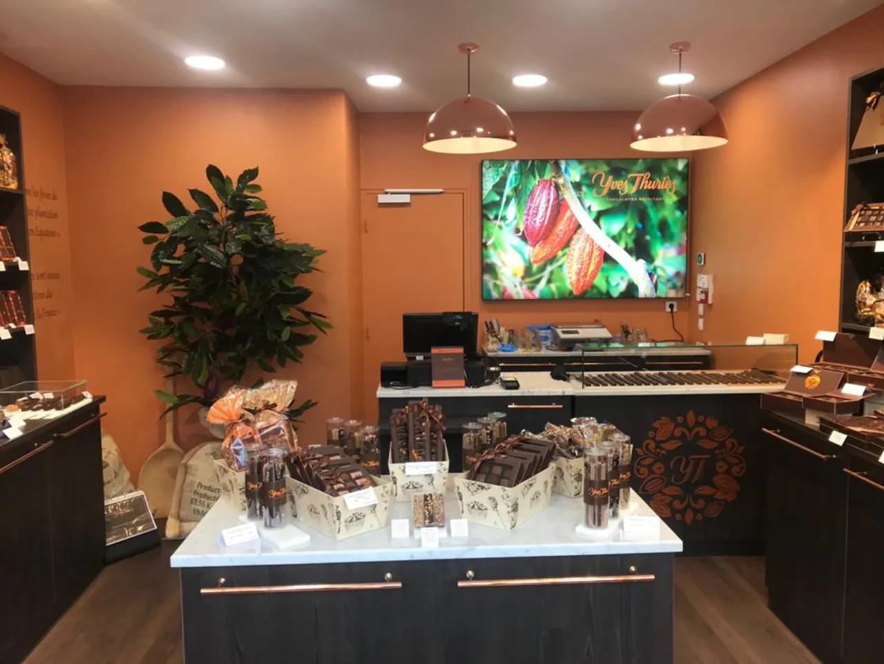 Intérieur de magasin élégant et bien organisé, réalisé par ECRT pour offrir une expérience client agréable et mettre en valeur les produits.