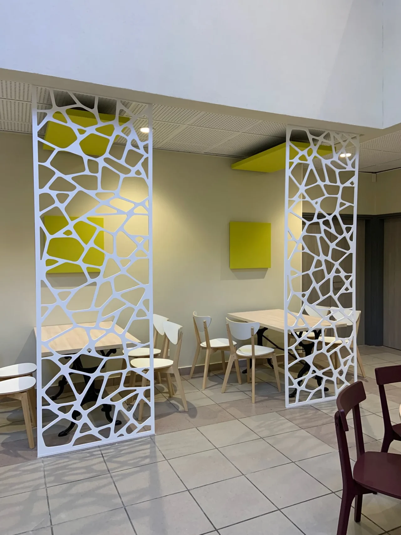 Aménagement professionnel de cafétéria moderne par ECRT pour un espace convivial et fonctionnel.