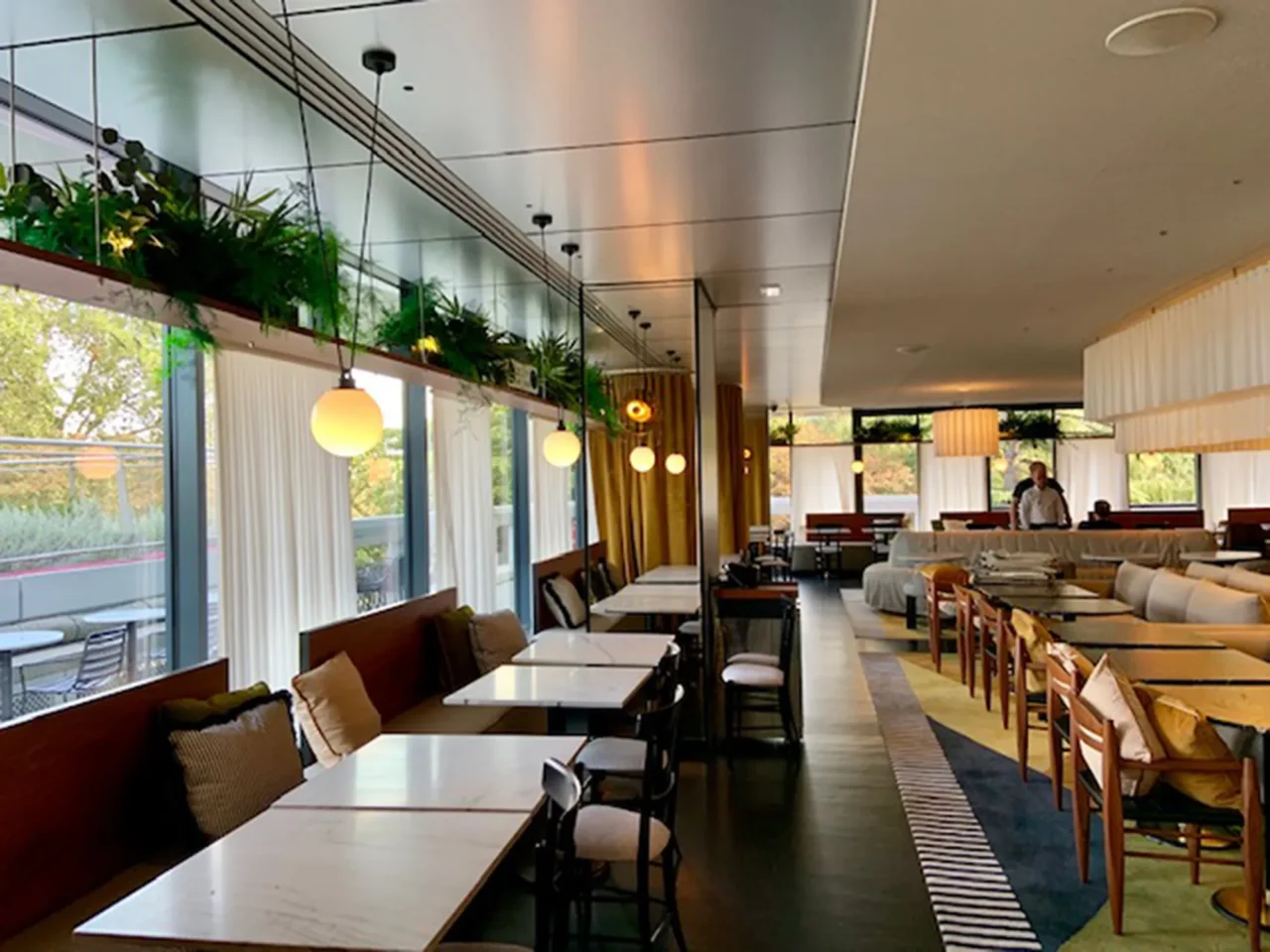 ECRT crée une cafétéria accueillante avec éclairage soigné et matériaux de qualité.