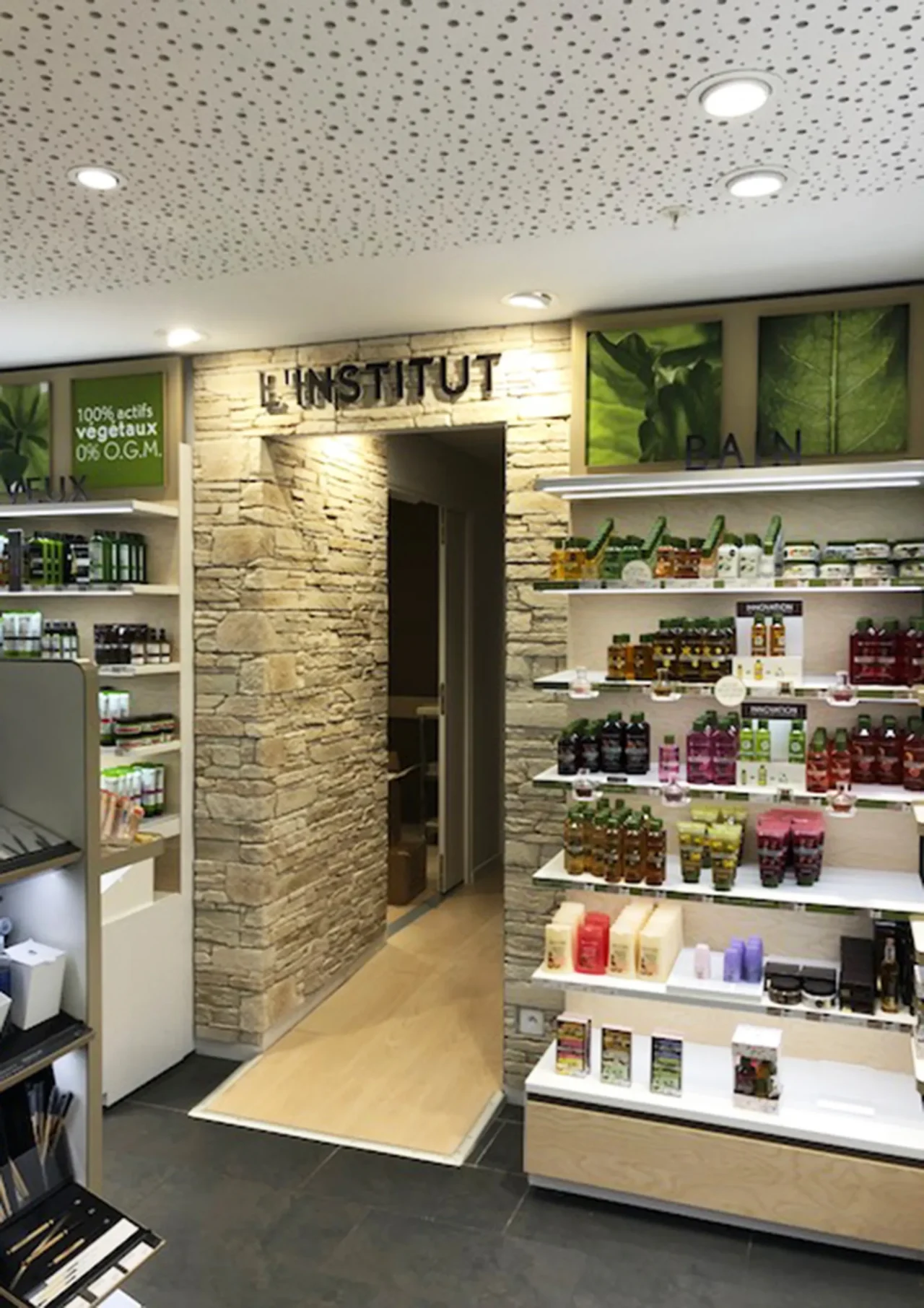 Intérieur lumineux et accueillant du magasin Yves Rocher, conçu par ECRT pour offrir une expérience client agréable et mettre en valeur les produits naturels de la marque.