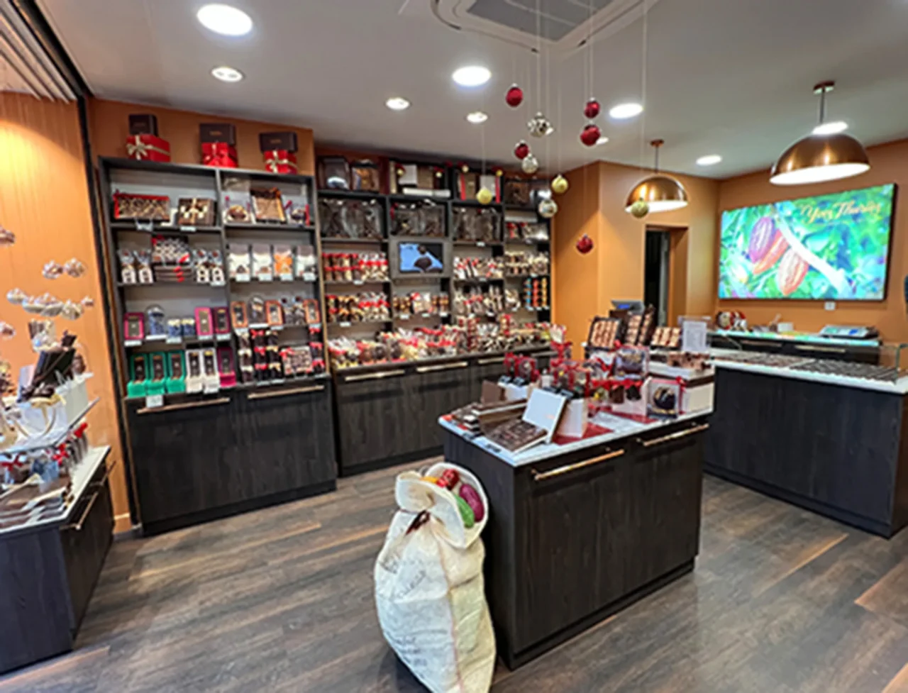 Intérieur de magasin moderne et bien agencé, conçu par ECRT pour offrir une expérience client agréable et mettre en valeur les produits.