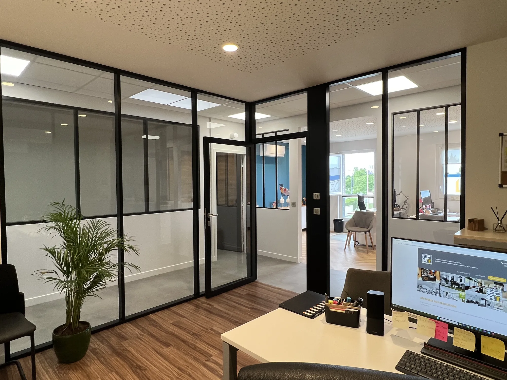 Bureau moderne et optimisé conçu par ECRT, alliant fonctionnalité et confort pour un environnement de travail efficace.