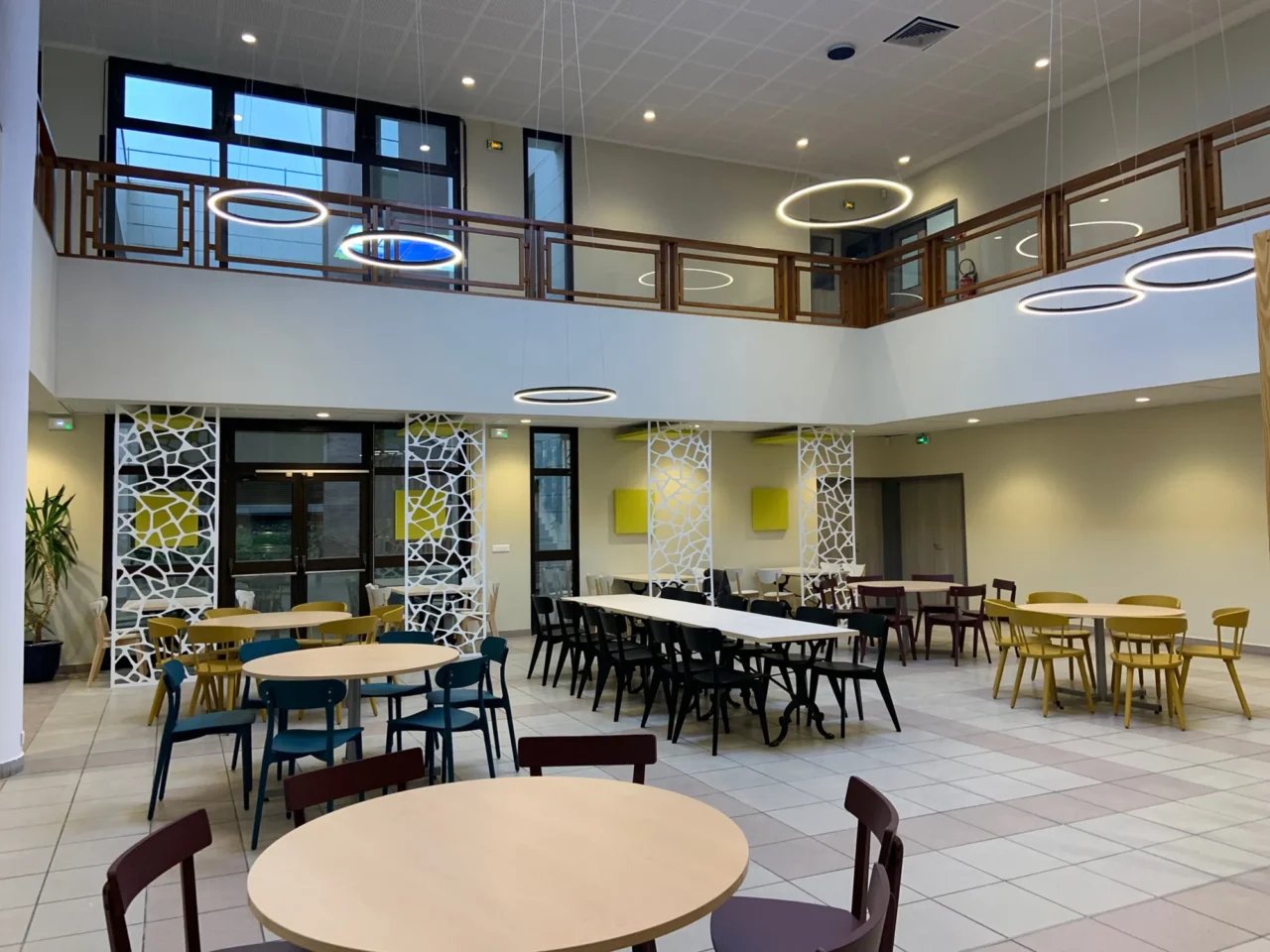 Aménagement moderne et fonctionnel de cafétéria professionnelle par ECRT pour un espace convivial et ergonomique.