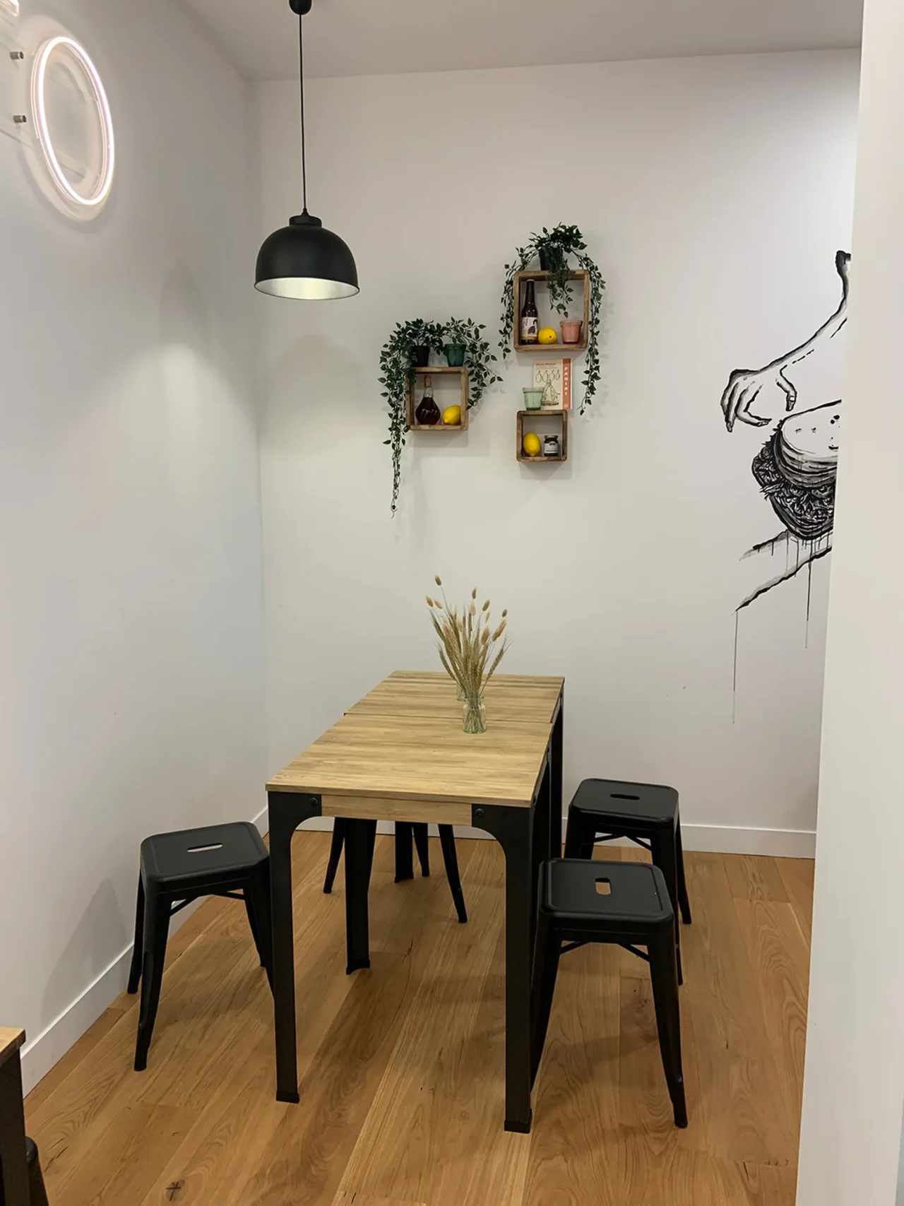 Aménagement cosy et fonctionnel d’un petit restaurant par ECRT, expert en espaces professionnels.
