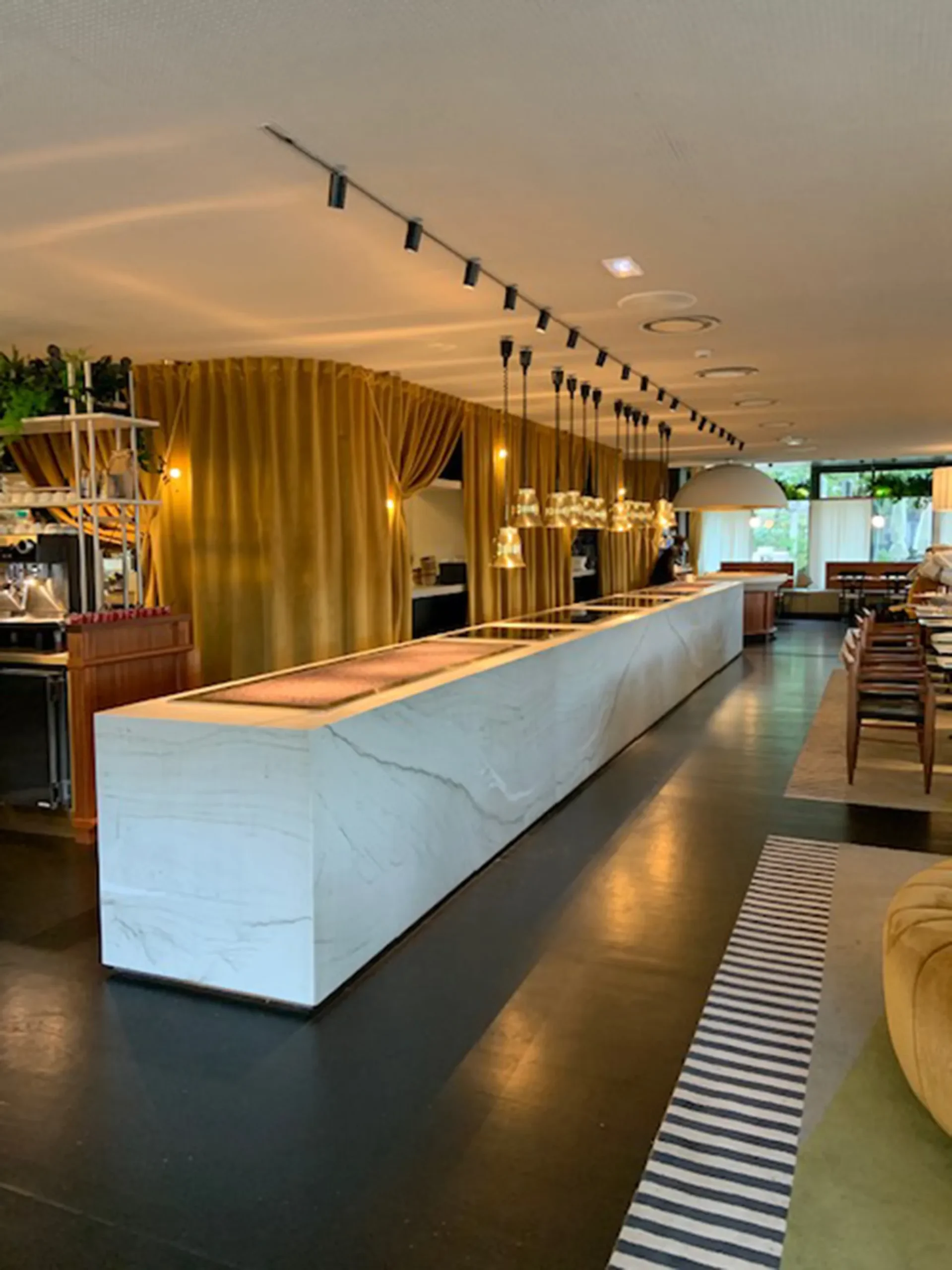 Installation de mobilier moderne pour cafétéria par ECRT, expert en aménagement commercial.