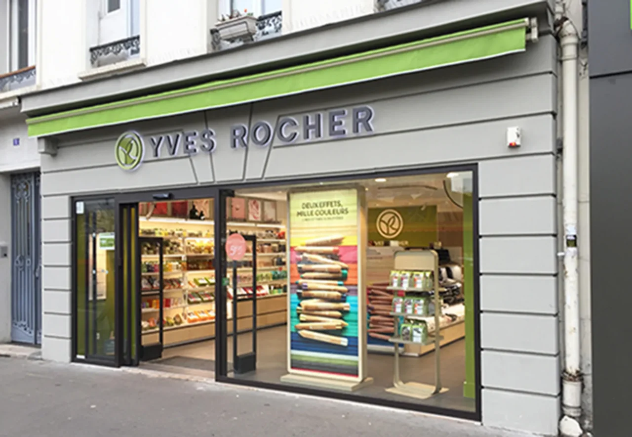 Façade moderne et attrayante de la boutique Yves Rocher, intégrant des éléments de design harmonieux pour refléter l’image naturelle et authentique de la marque.