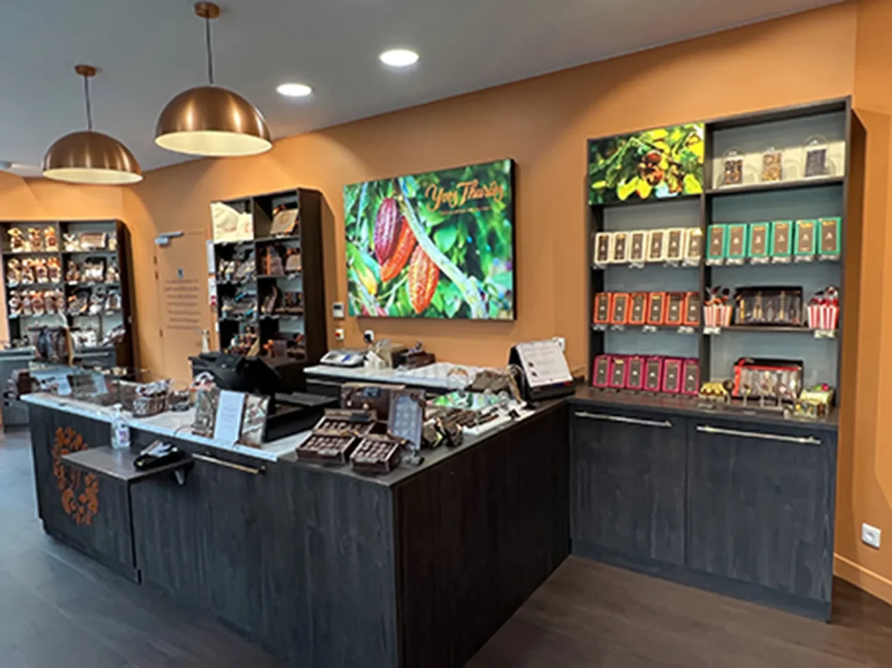 Espace intérieur de magasin lumineux et fonctionnel, réalisé par ECRT pour maximiser l’ergonomie et l’attractivité commerciale.
